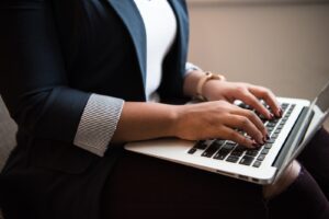 Une femme écrit sur le clavier d'ordinateur