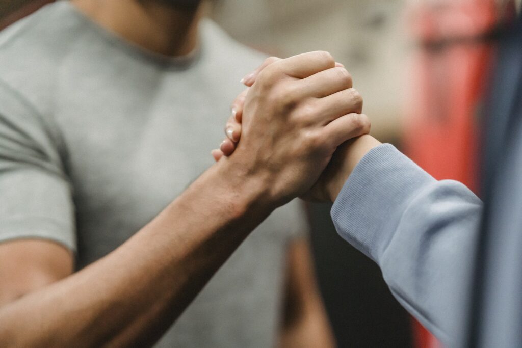 Deux personnes s'encouragent