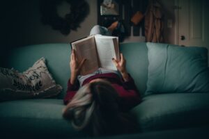 Une jeune femme en train de lire un bouquin