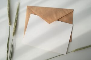 Une carte de souhaits et une enveloppe