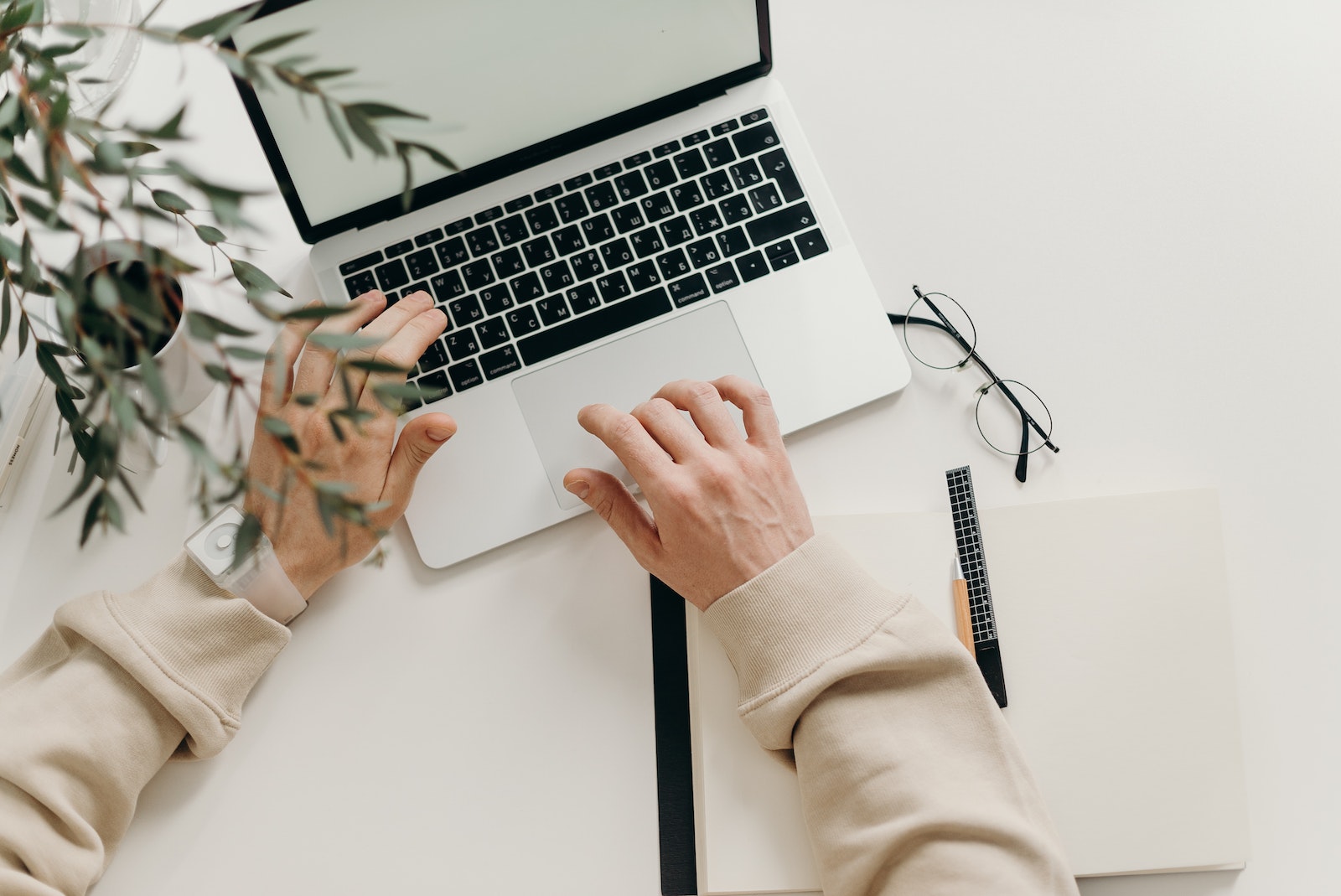 Quelqu'un avec les mains devant un clavier d'ordinateur