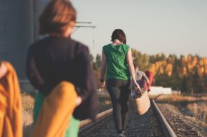 Des gens marchent sur une voie ferrée