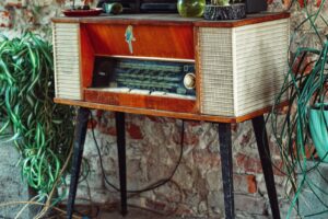 Une radio dans un meuble sur pied