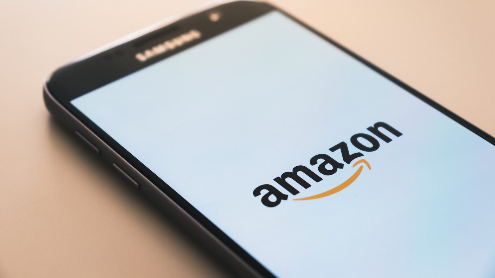 Le logo d'Amazon sur l'écran d'un téléphone cellulaire