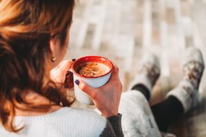 Une femme en train de relaxer avec un café