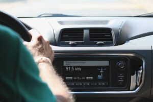 Une personne peut écouter radio alors qu'elle conduit