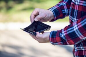 Une personne tient un portefeuille vide