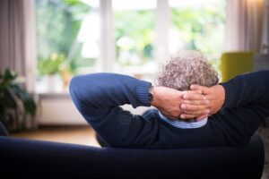 Un homme en train de se détendre sur un sofa