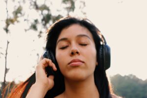 Une femme portant des écouteurs noirs