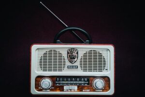 Une radio avec une antenne