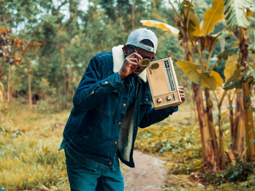 Un homme tient un récepteur radio