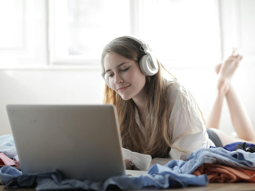 Une femme étendue devant un ordinateur portable