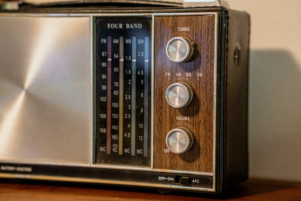 Un récepteur radio en bois et métal