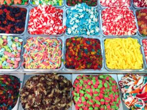 Des bonbons assortis dans des contenants en plastique