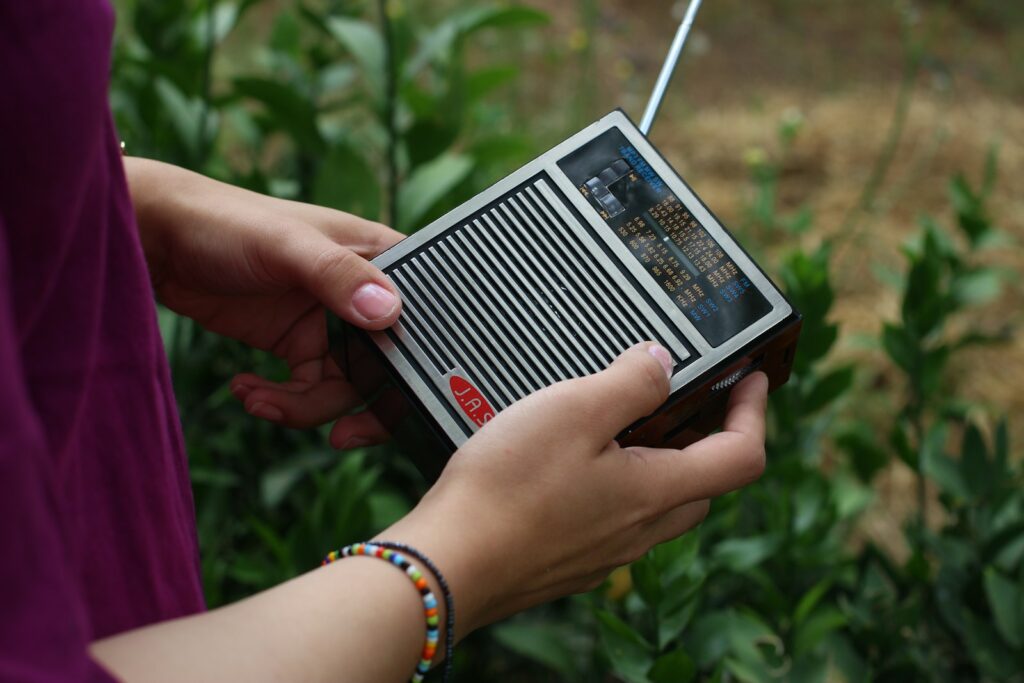 Quelqu'un tenant un récepteur radio dans ses mains