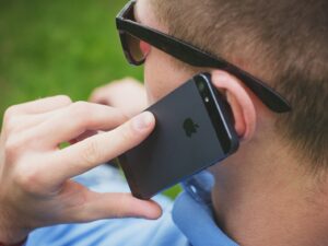 Une personne tient un iPhone à l'oreille