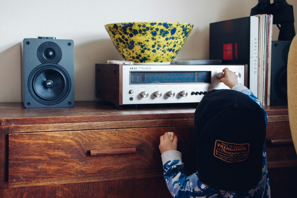 Un petit enfant qui tourne la roulette d'un récepteur radio