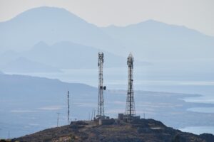 Des tours de transmission radio sur une colline