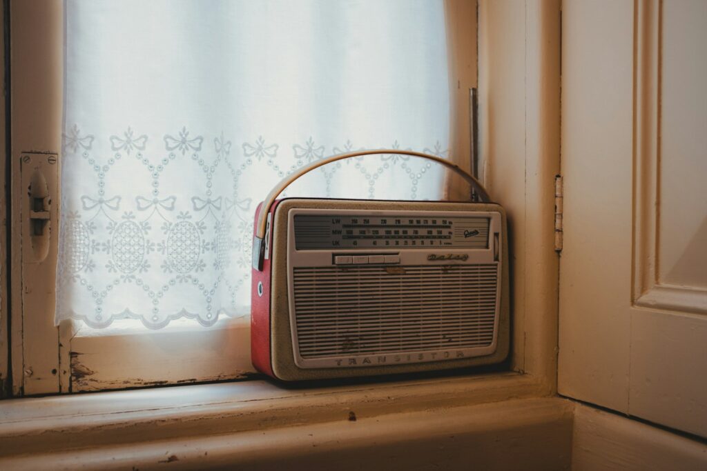 Une radio au bord d'une fenêtre