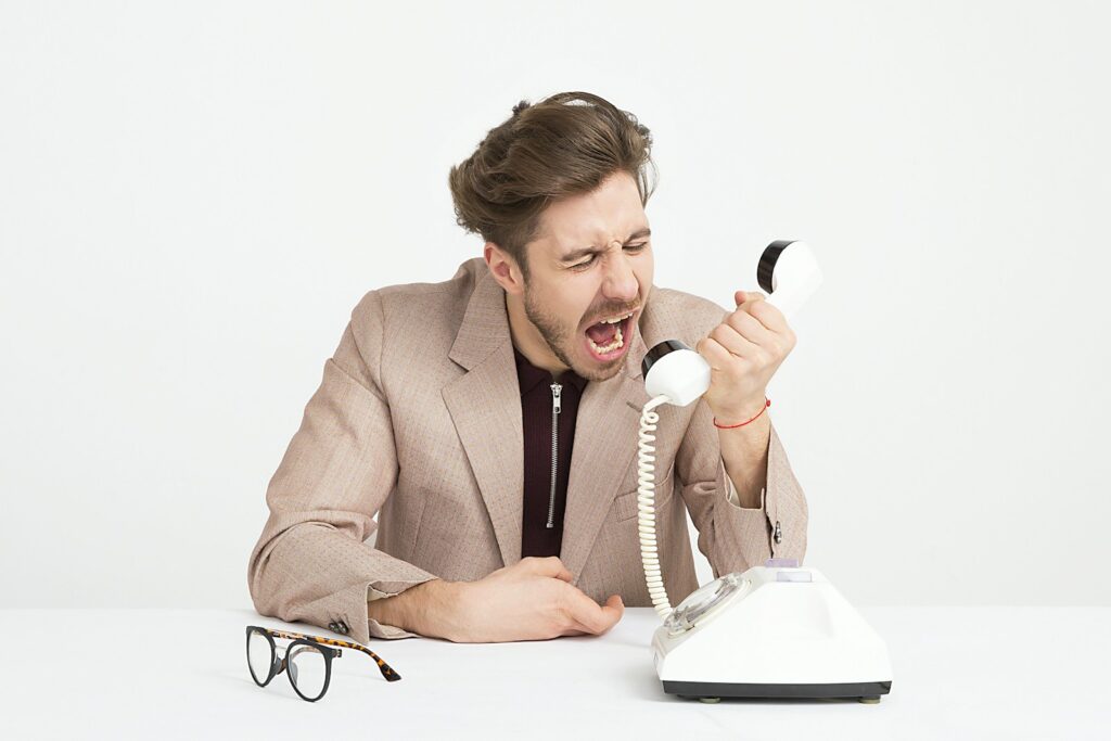 Un homme crie dans le téléphone