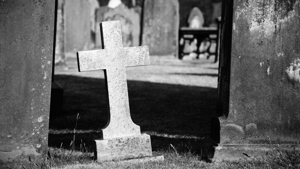 Une pierre tombale dans un cimetière