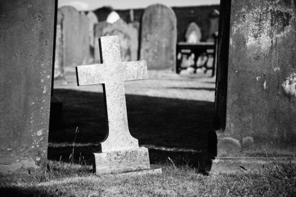 Une pierre tombale dans un cimetière