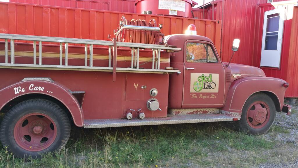 Un camion de pompier lettré aux couleurs d'une radio de Yellowknife.