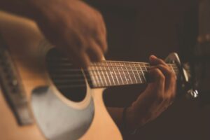 Un joueur de guitare