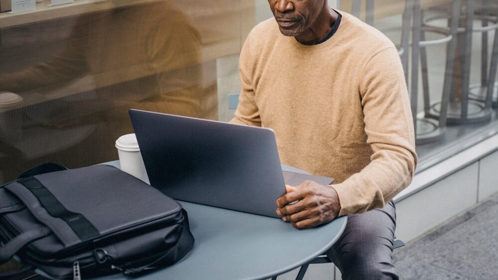 Un homme consulte du contenu numérique sur un ordinateur portable