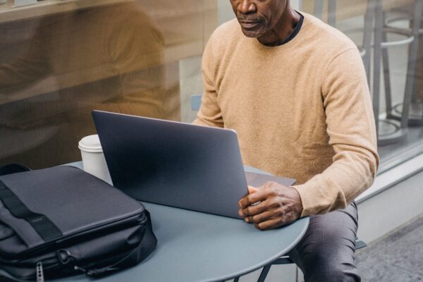 Un homme consulte du contenu numérique sur un ordinateur portable