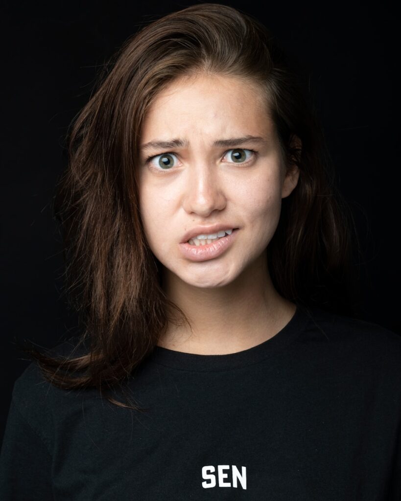 Une jeune femme affiche un air ambivalent