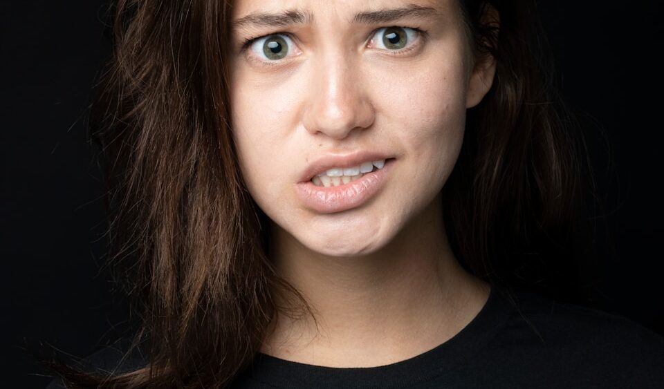 Une jeune femme affiche un air ambivalent