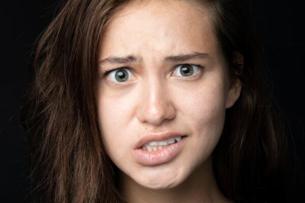 Une jeune femme affiche un air ambivalent