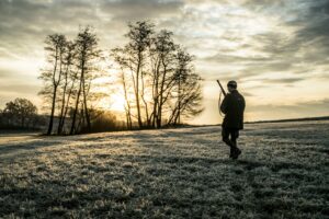 Un chasseur dans la lumière du soleil