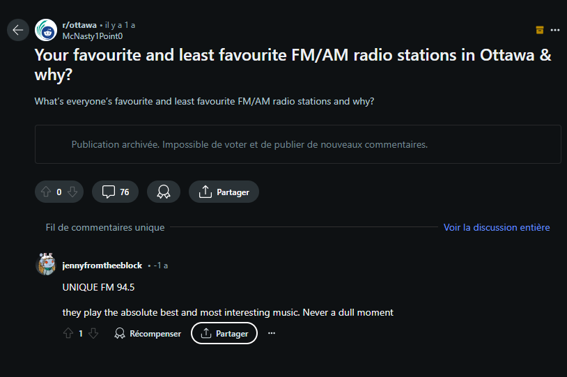 Une personne vante la radio Unique FM