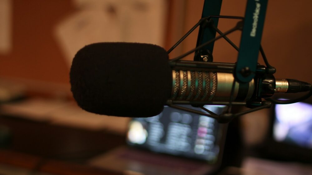 Un microphone dans un studio de radio