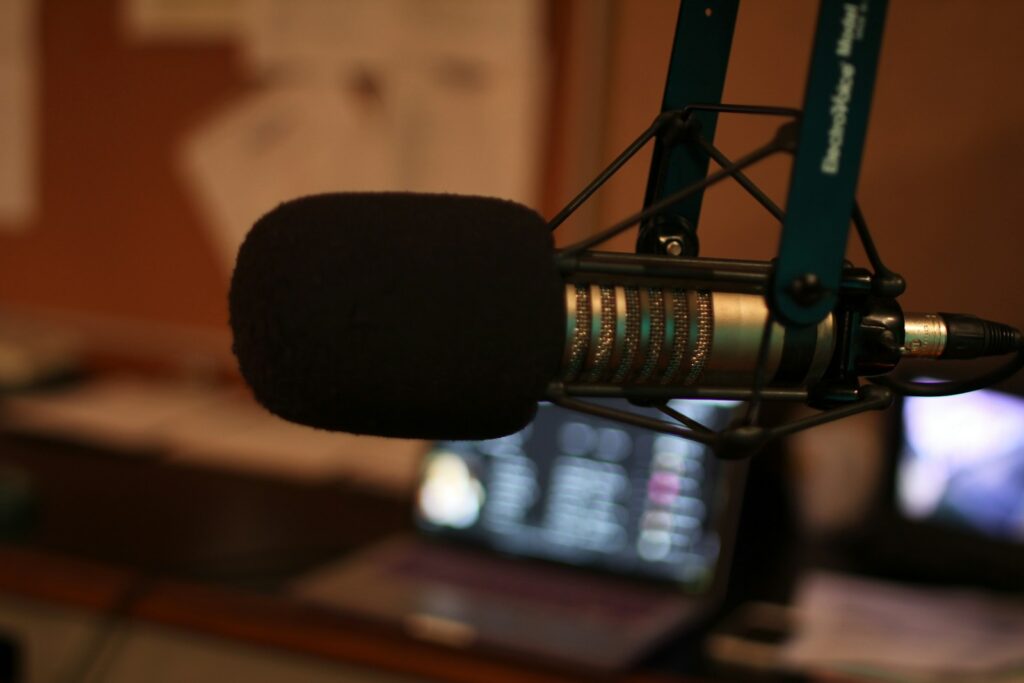 Un microphone dans un studio de radio