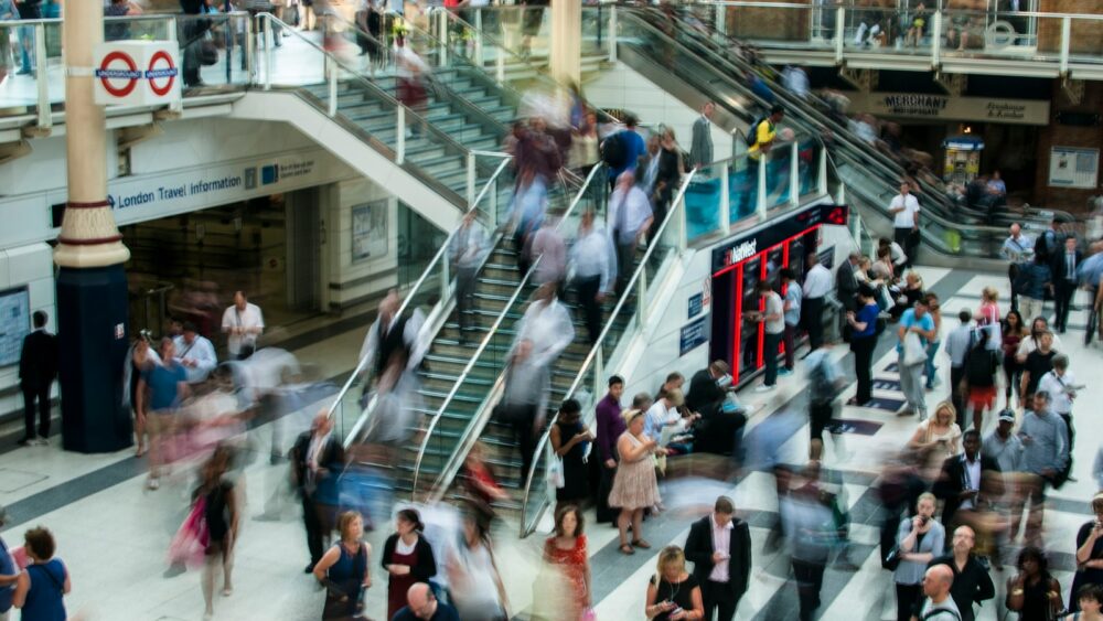 Une foule de clients qui se promènent dans un centre commercial