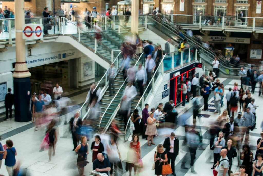 Une foule de clients qui se promènent dans un centre commercial