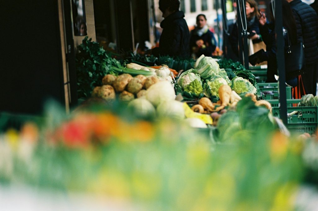 Des étals de légumes dans un marché local