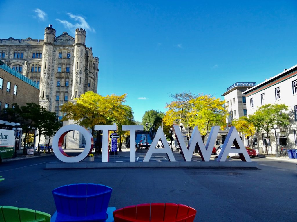 Ottawa inscrit en grosses lettres dans le Marché By
